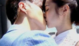 男生和女生亲嘴的视频,青春校园里的甜蜜一幕