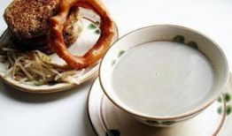 喝豆汁,品味老北京传统美食文化